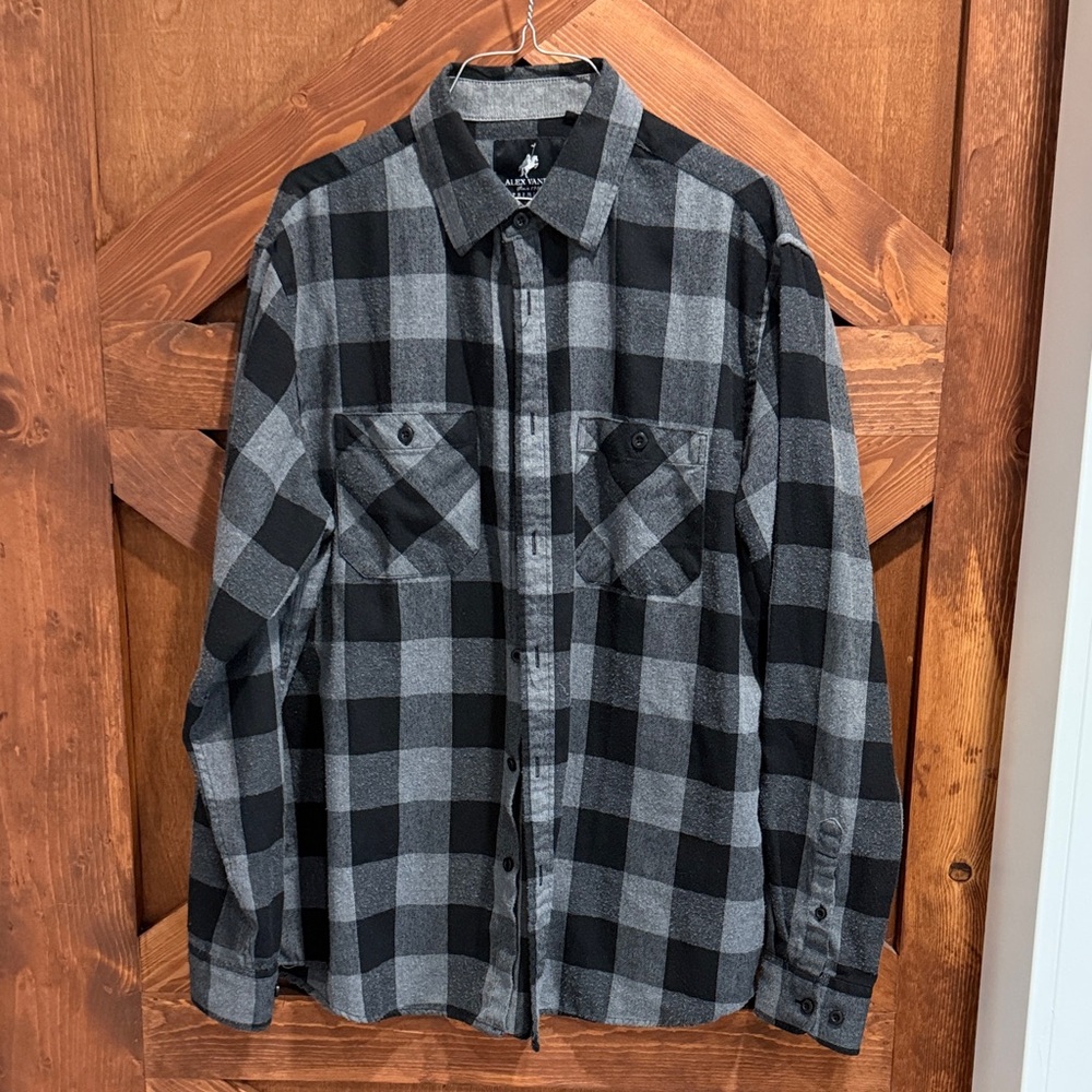 Men’s classic black and grey plaid flannel size L smoke free home